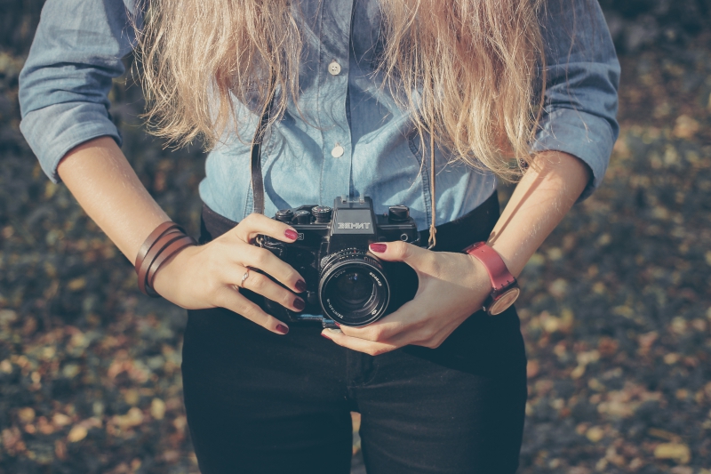 photographe-LE THORONET-min_hand-person-girl-woman-camera-photography-614-pxhere.com